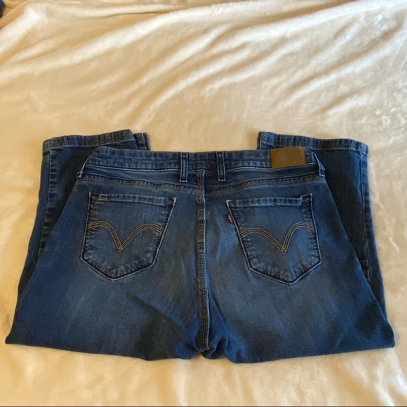 LEVI'S/ Red Tab Medium Wash Denim Capri Size 14 - Picture 3 of 13